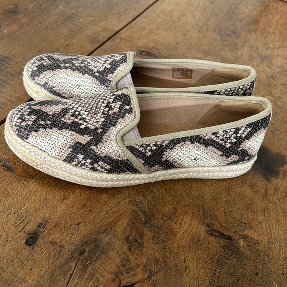 Clarks women’s size 8 snake slip ons.  Excellent condition - Picture 3 of 6
